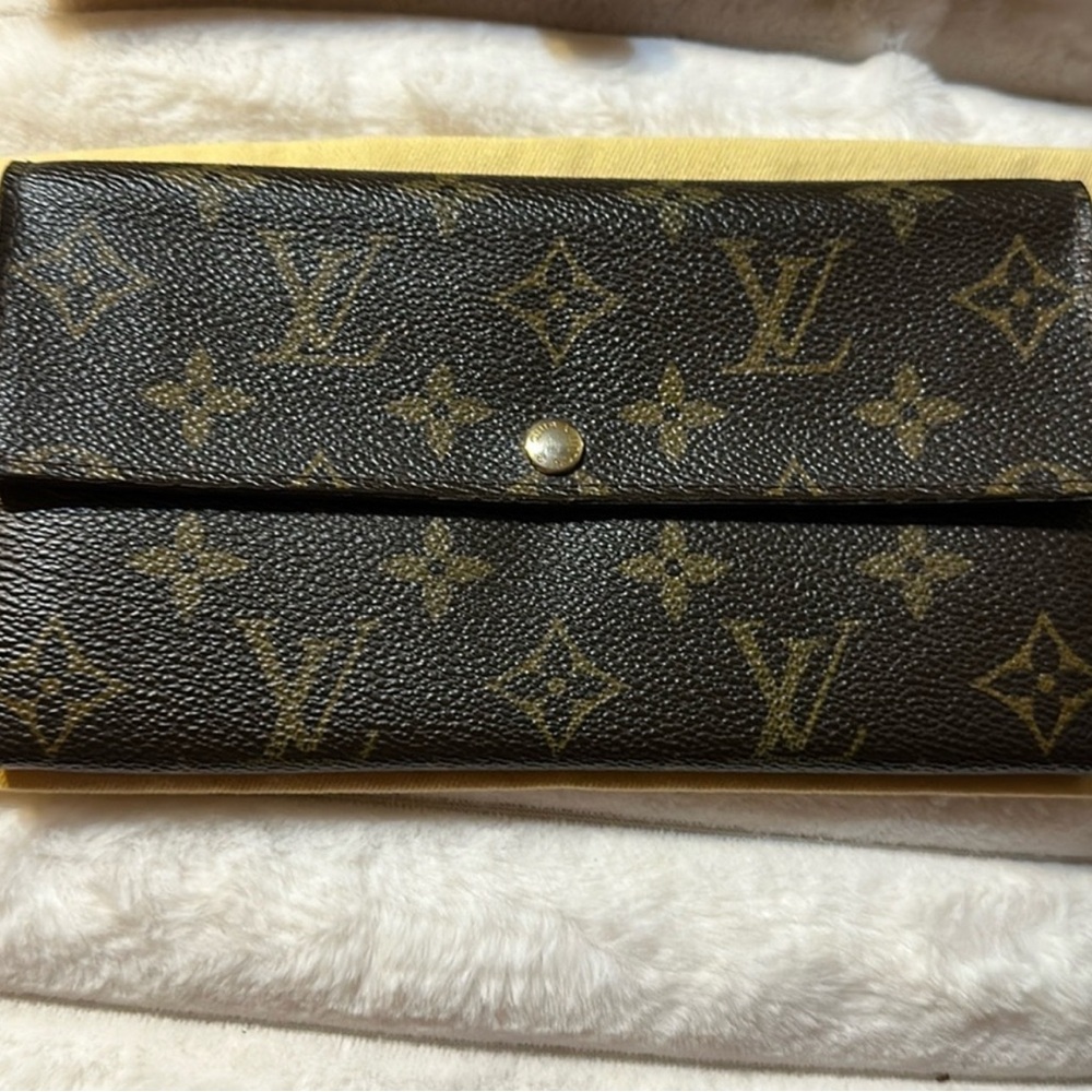 Authentic Louis Vuitton Long Monogram Sarah
Wallet